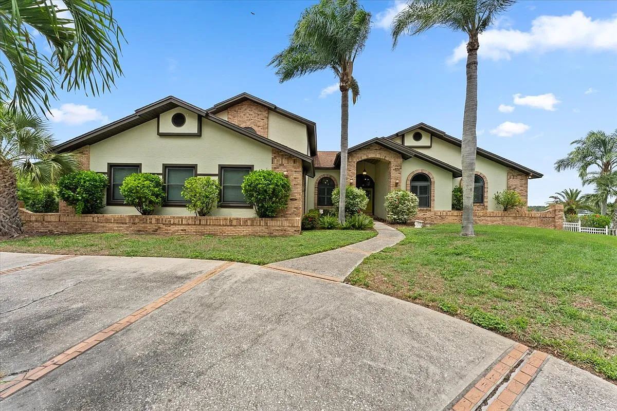 5 bed, 4.5 bath, 6490 sqft, $7,995 — Photo 3