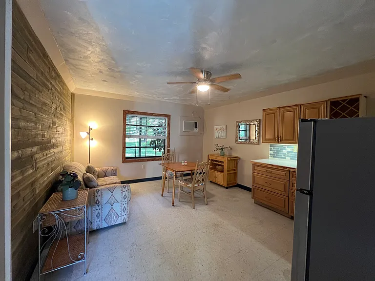 105 S Oak St — Photo 8