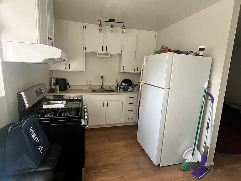 582 E H St #4 — Photo 5