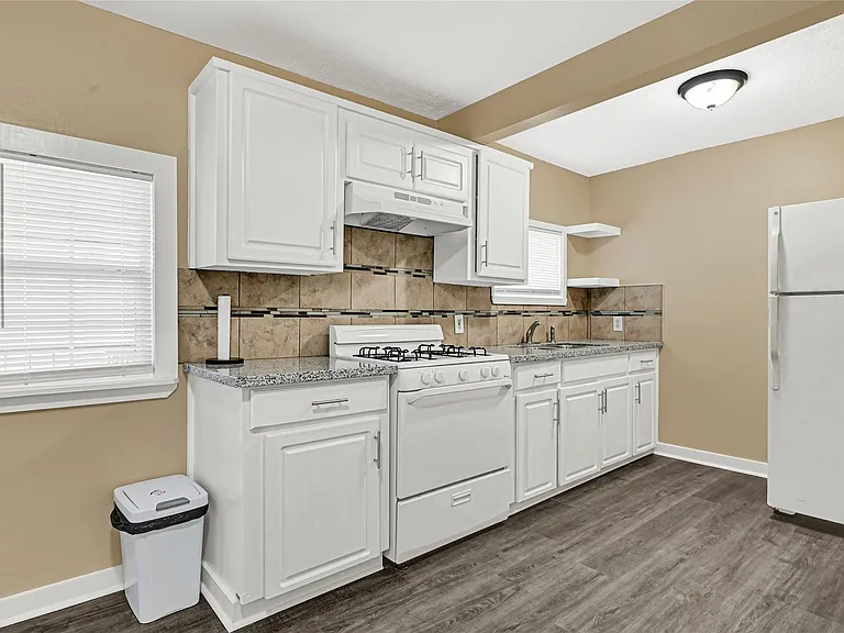 305 N Live Oak St — Photo 4
