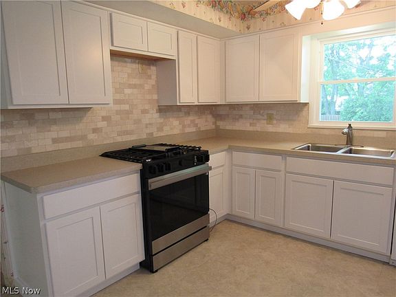 4th image of 4805 Maple Hill Dr