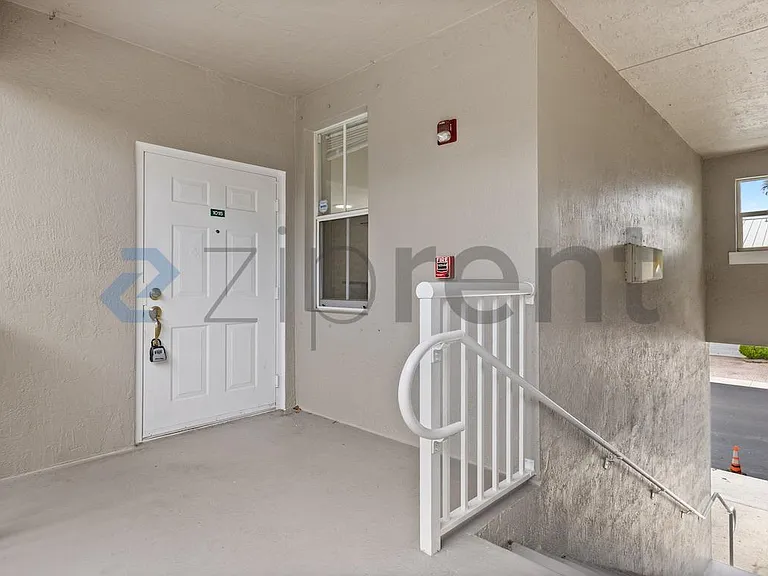 1015 Shoma Dr — Photo 2