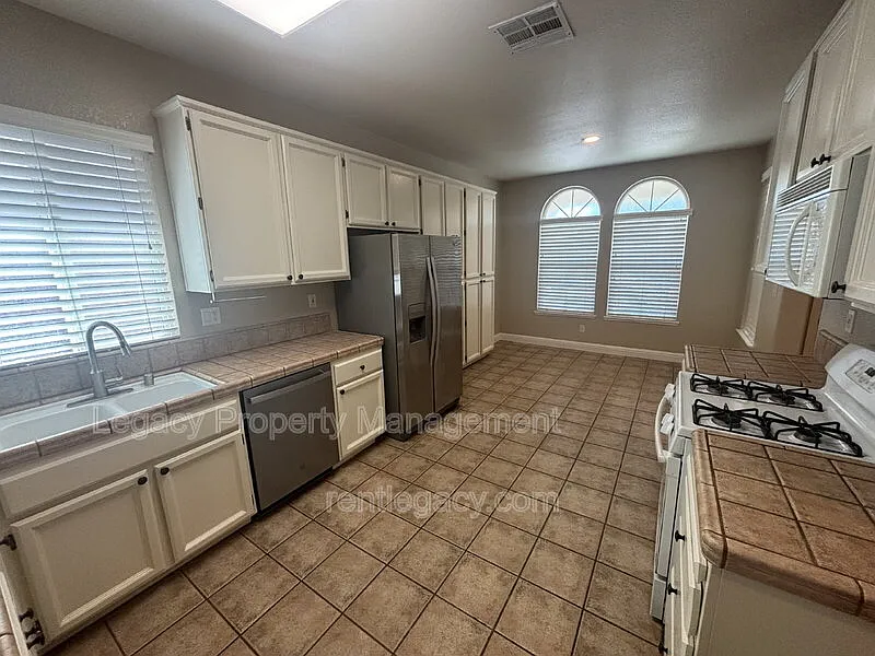 3 bed, 2.0 bath, 1496 sqft, $2,695 — Photo 4