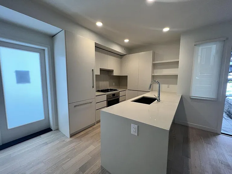 4138 Columbia St — Photo 2