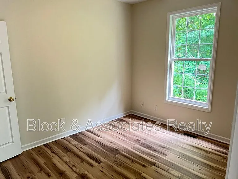 302 Edward Ct — Photo 10