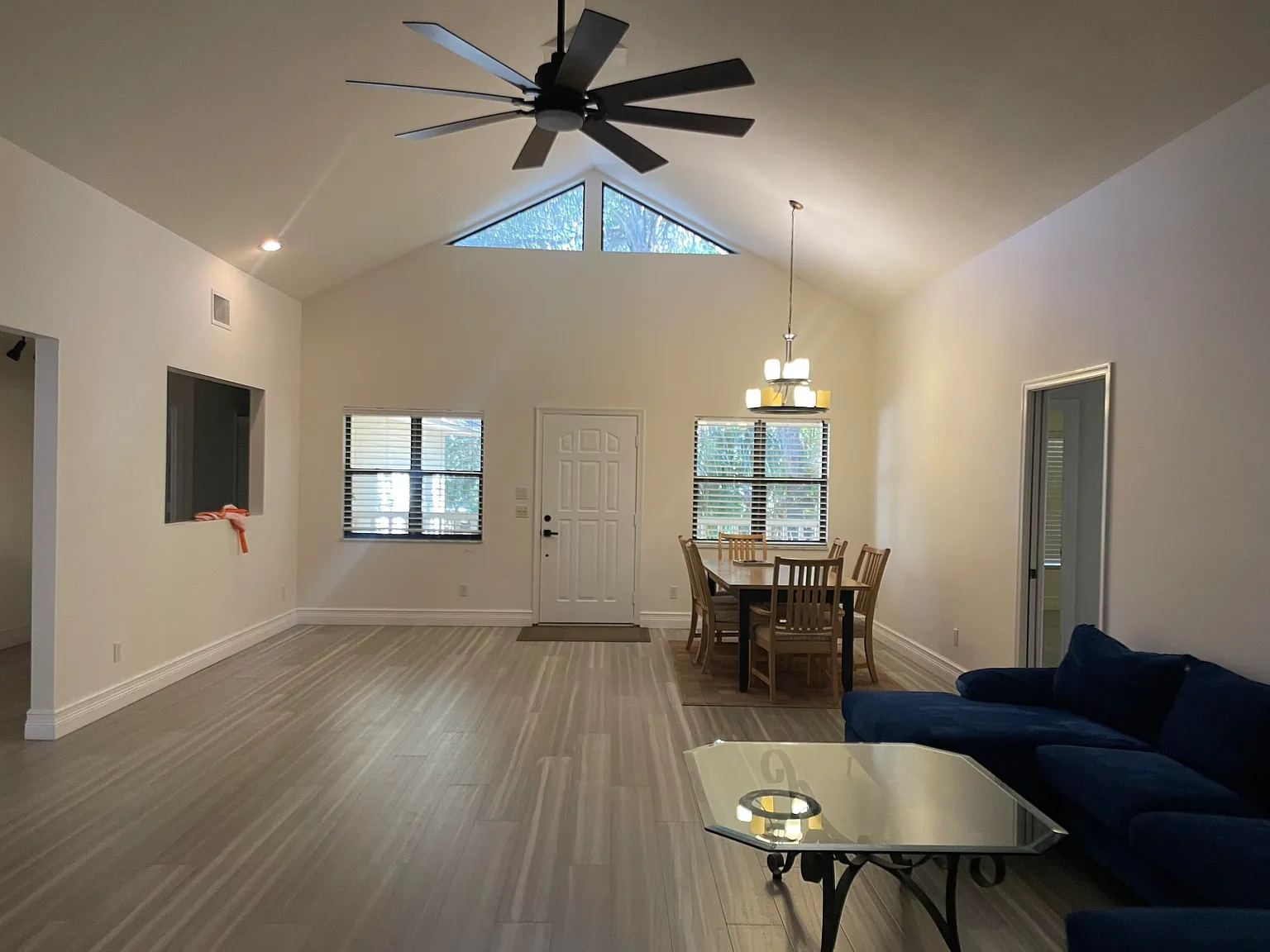 3 bed, 3.0 bath, 2428 sqft, $4,000 — Photo 3