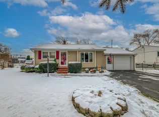 2546 N Williams Lake Rd, Waterford, MI 48327