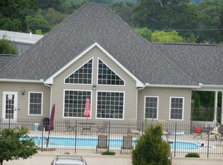 4012 Creek Hill Dr, Bettendorf, IA 52722
