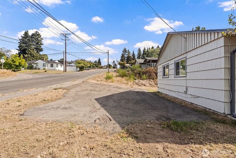 2nd image of 3332 & 3334 Halverson Avenue