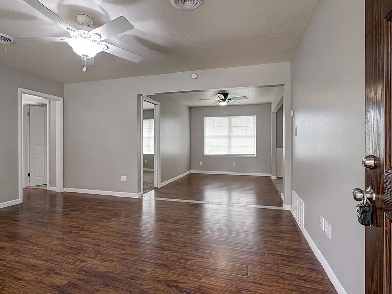1208 Avondale Dr — Photo 3