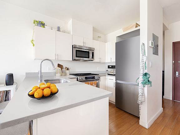 3rd image of 294 Ainslie St APT 4R