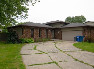 942 Mohawk Dr, Crown Point, IN 46307