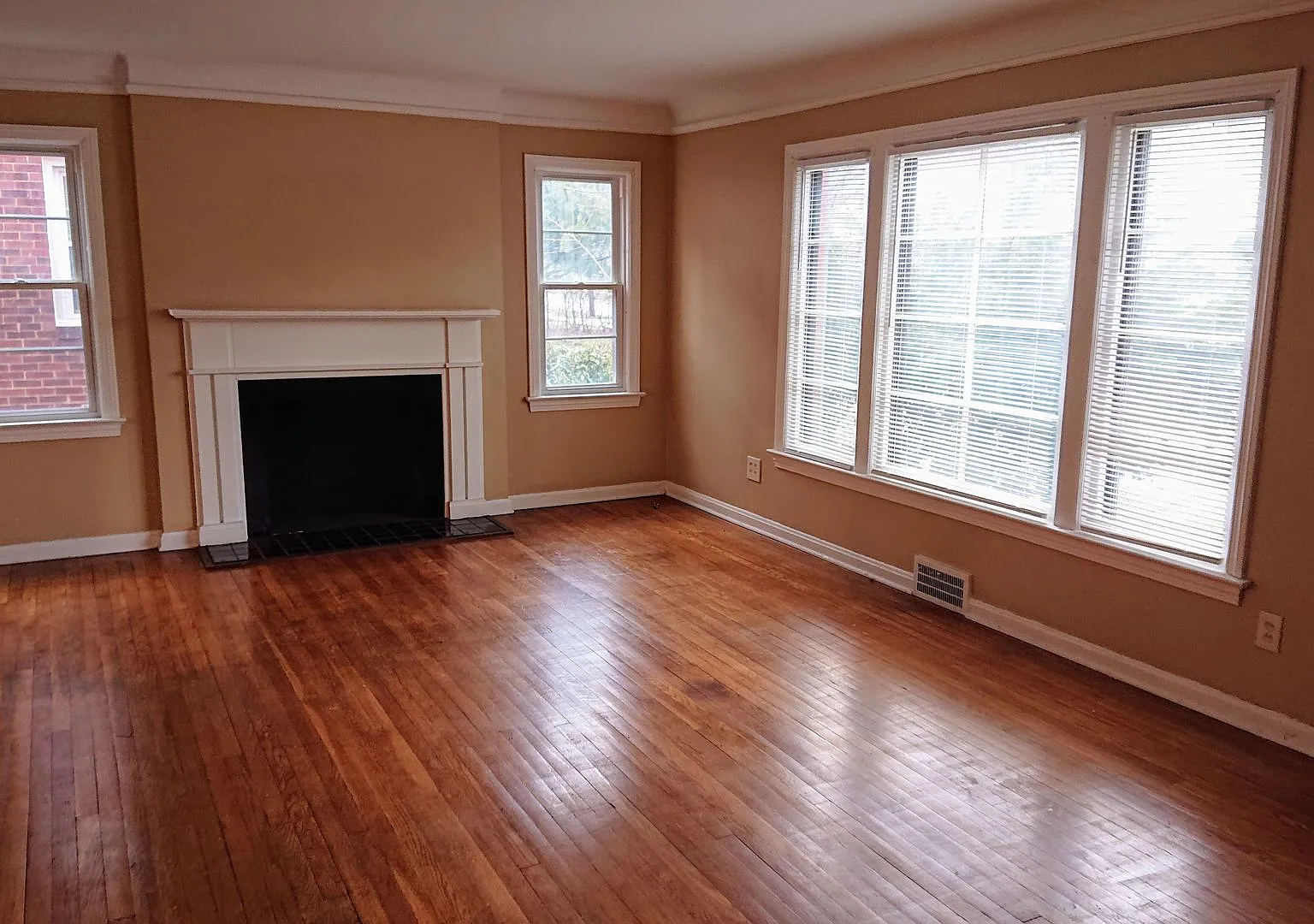 1158 Castleton Rd — Photo 3