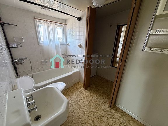 5th image of 1910 Montana Ave NE