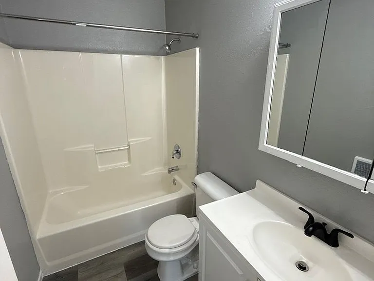1265 Poplar St — Photo 14
