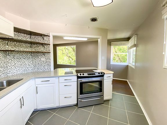 2nd image of 3021 Woodland St #3019