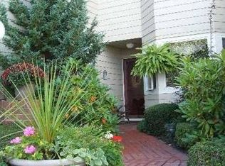 6 Lakeside Ln, Bay Shore, NY 11706