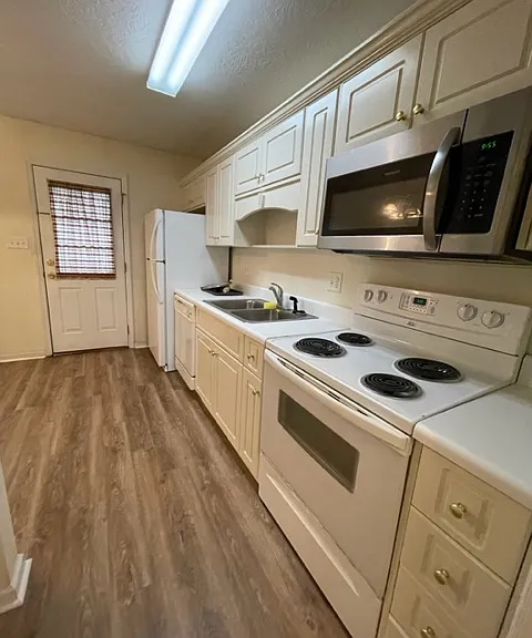 504 Edgecliff Ln — Photo 4