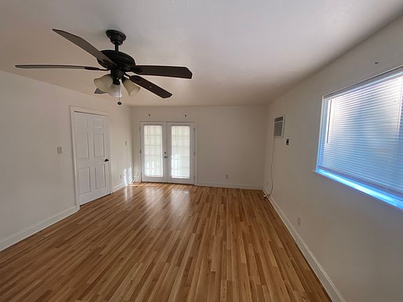 2nd image of 1925 Hollyhock Dr