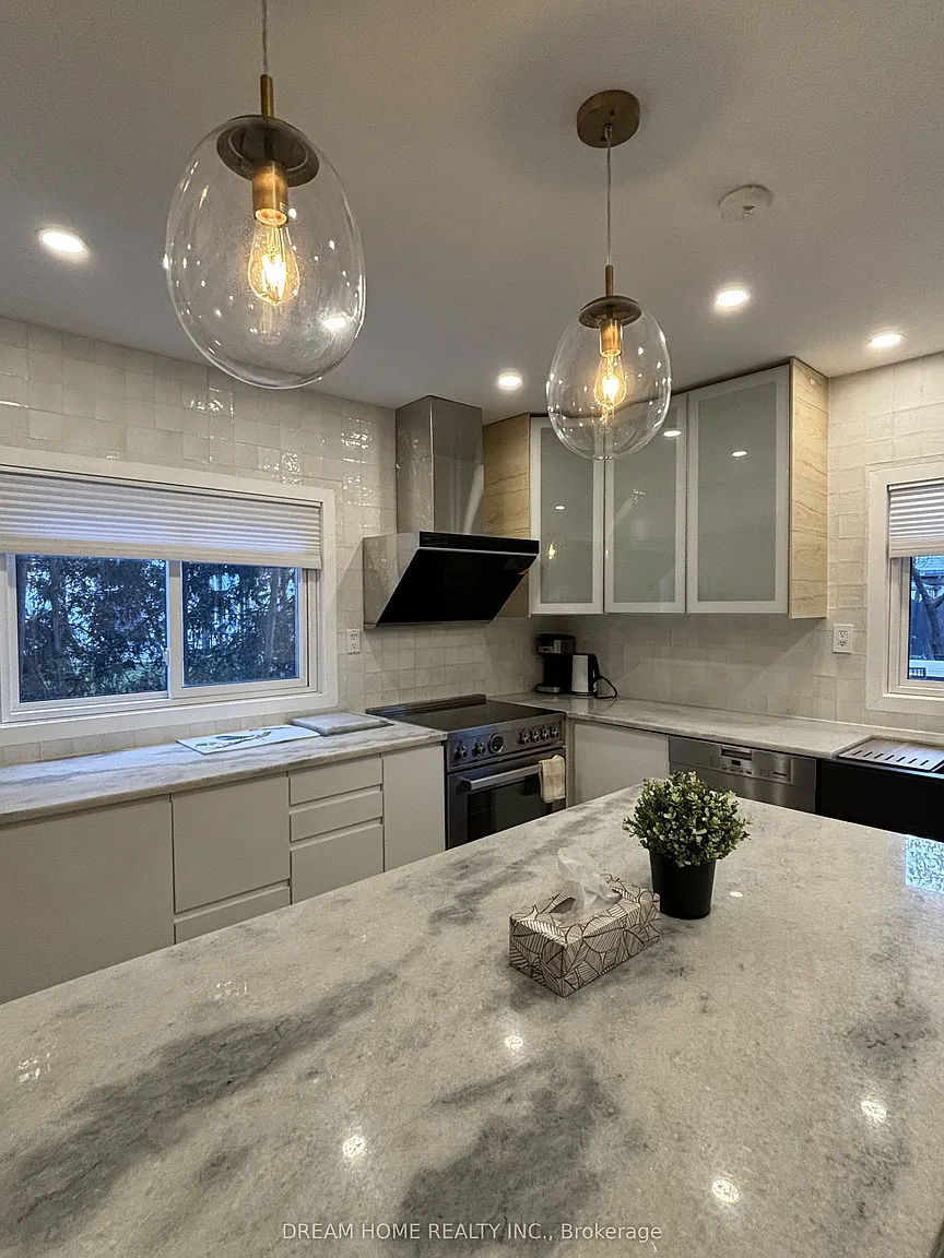 160 Olde Bayview Ave #102 photo 1
