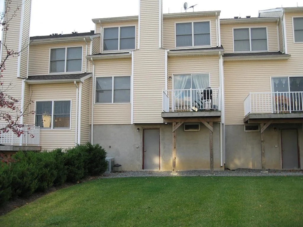 2 bed, 1960 sqft, $3,800 — Photo 2