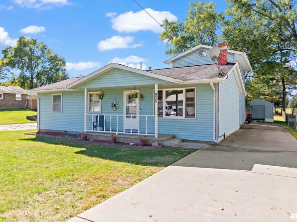 935 N 2nd St, Riverton, IL 62561