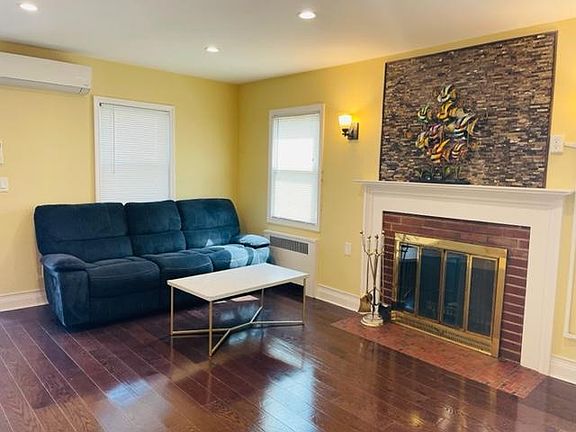 2nd image of 346 Nassau Blvd