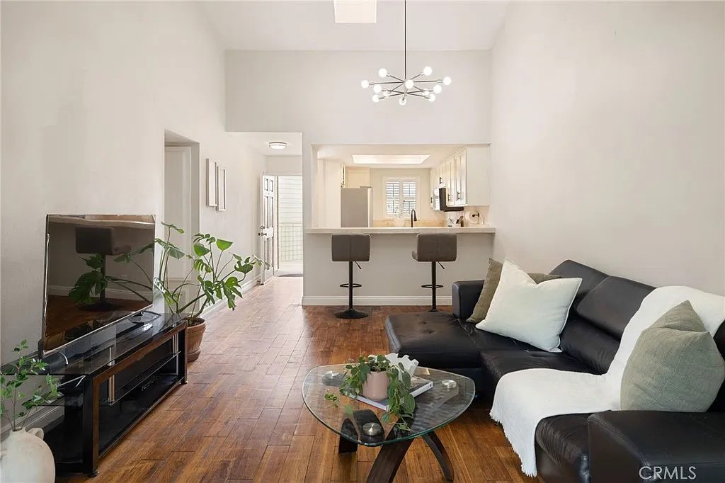 2 bed, 867 sqft, $3,000 — Photo 2