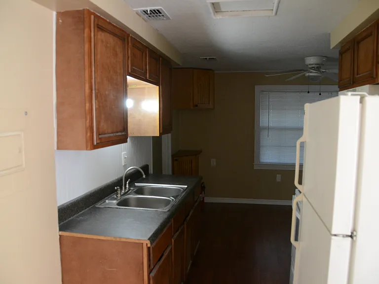 817 Bay St — Photo 7