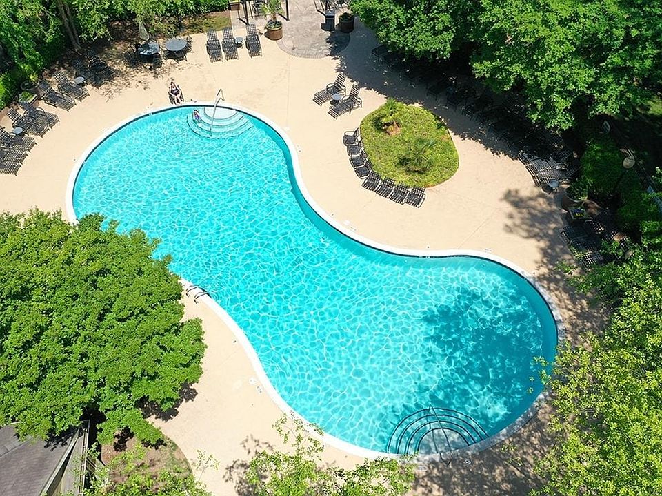Beat the heat at our sparkling apartment pool