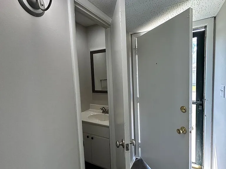 Fairview Court Apartments — Photo 33