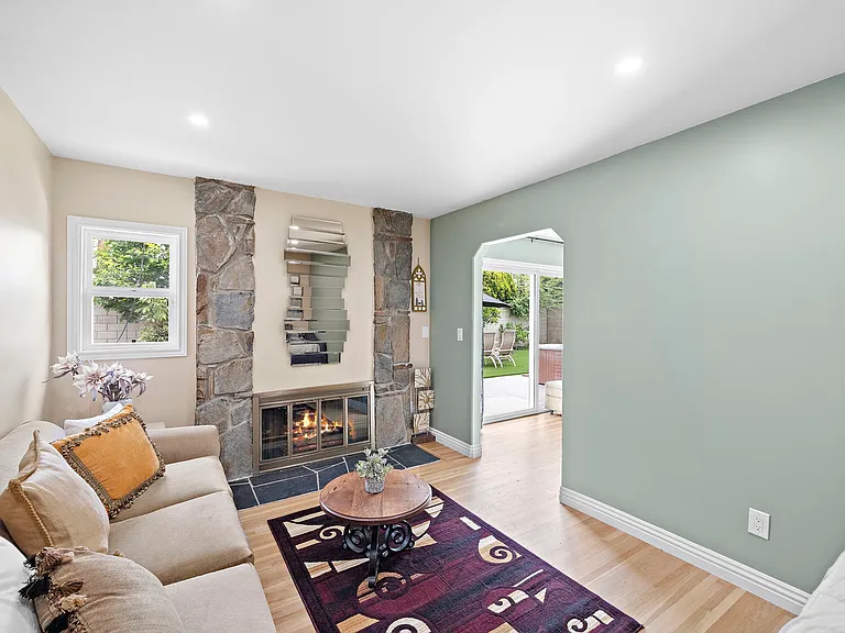10422 Gilbert St — Photo 4