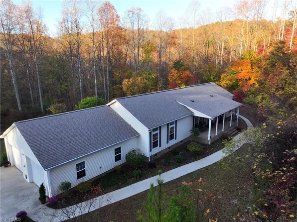 122 Kyles Corner Trl, Pilot Mountain, NC 27041