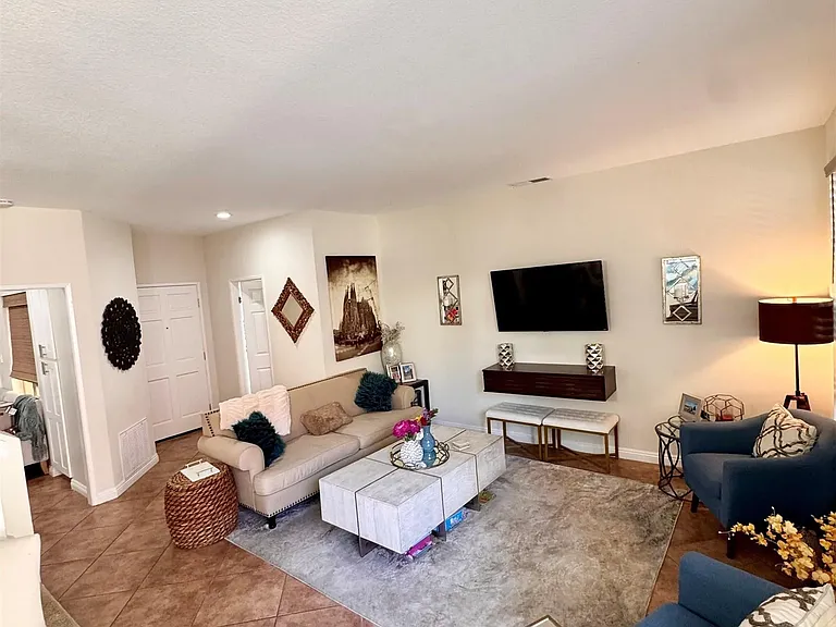 2196 Lago Madero — Photo 2