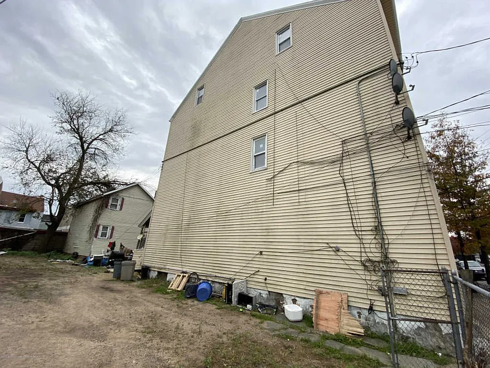 Building Photo 3