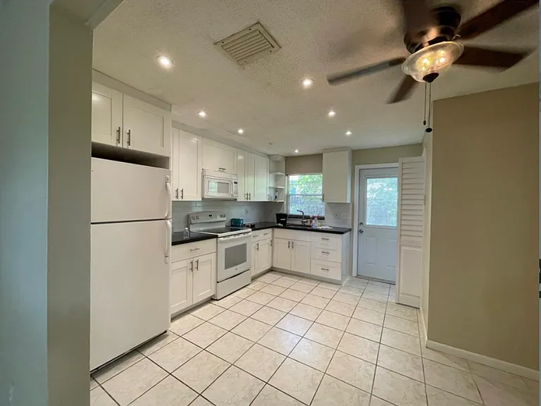 4671 SW 66th Ave #2 — Photo 3