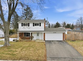 2740 Caterham Dr, Waterford, MI 48329