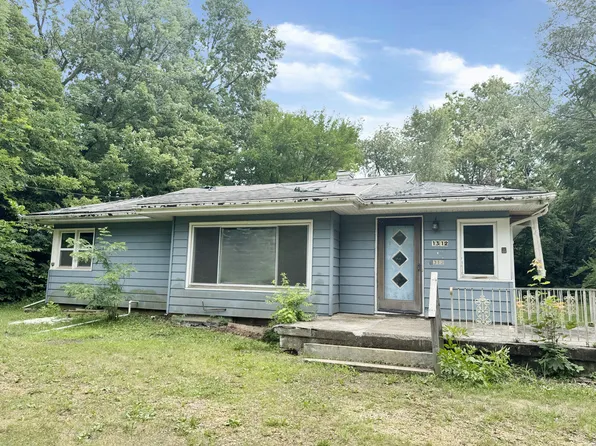 1312 Christiana Ter, Dixon, IL 61021