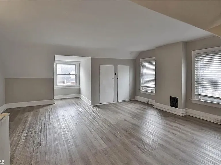 Top Floor - Large Bedroom 4