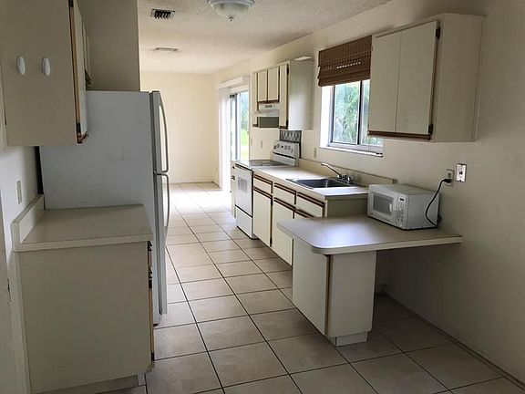 3rd image of 2201 SE Baron St