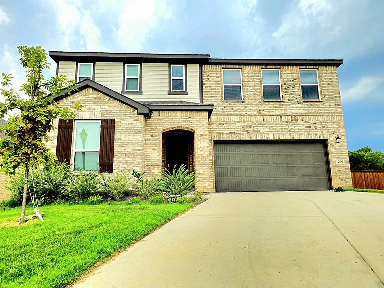 1200 Lancaster Dr — Photo 1