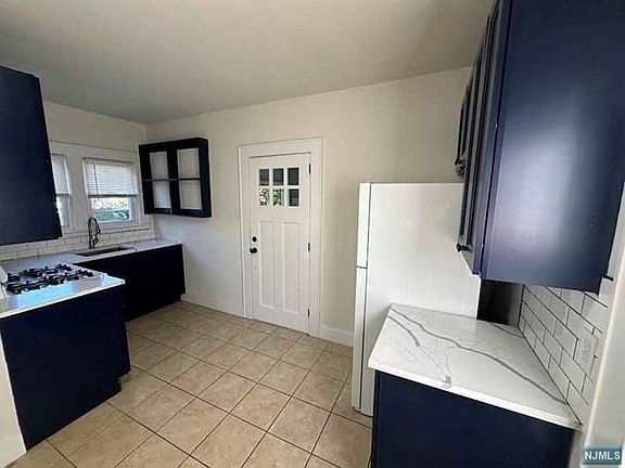 3rd image of 590 Nassau St
