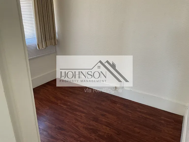 830 N Van Buren St #B — Photo 8