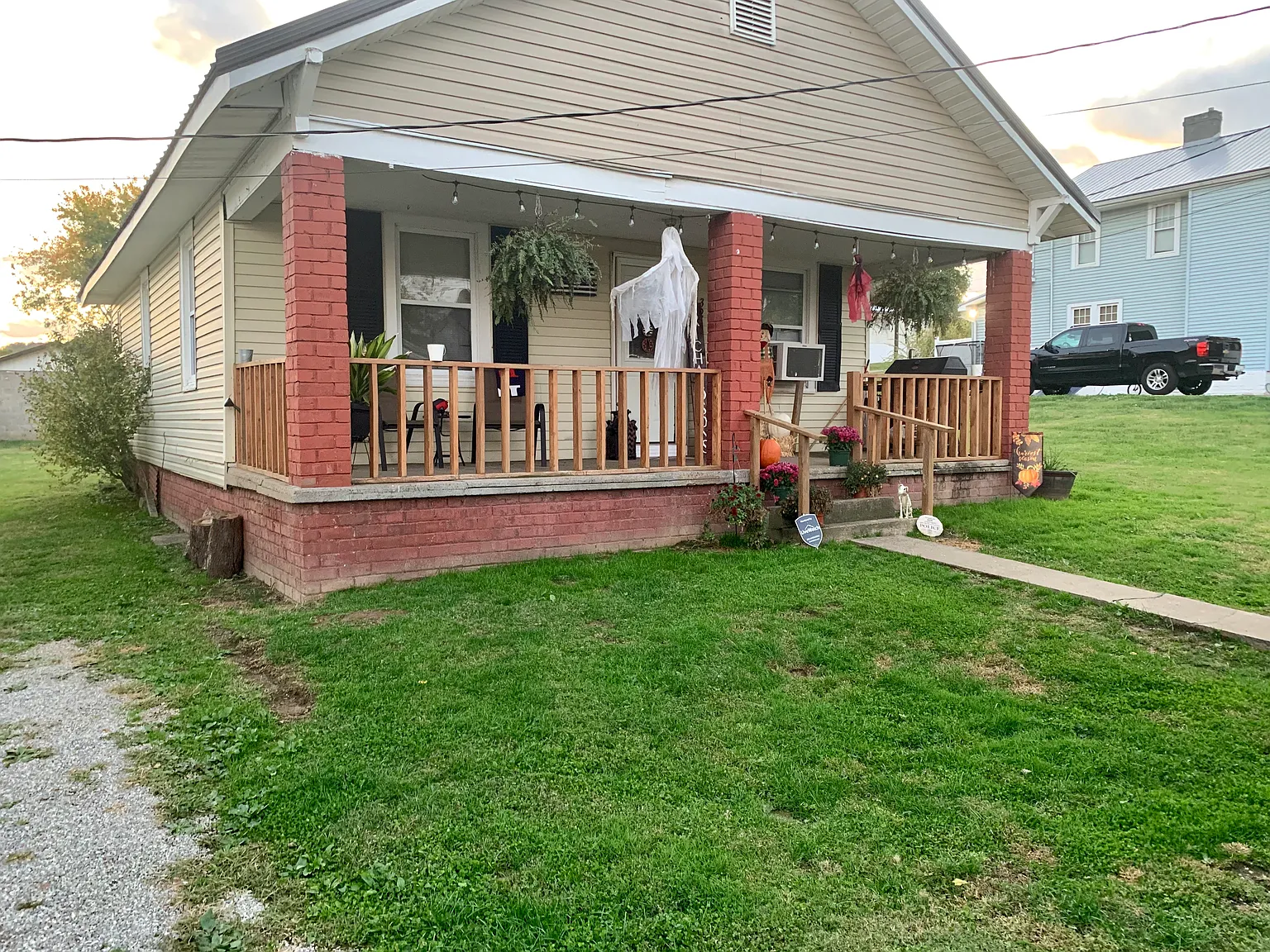 320 Rapp St photo 1