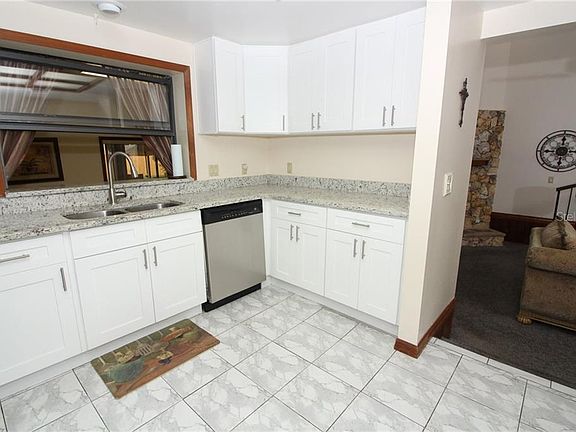 3rd image of 628 Mellowood Ave