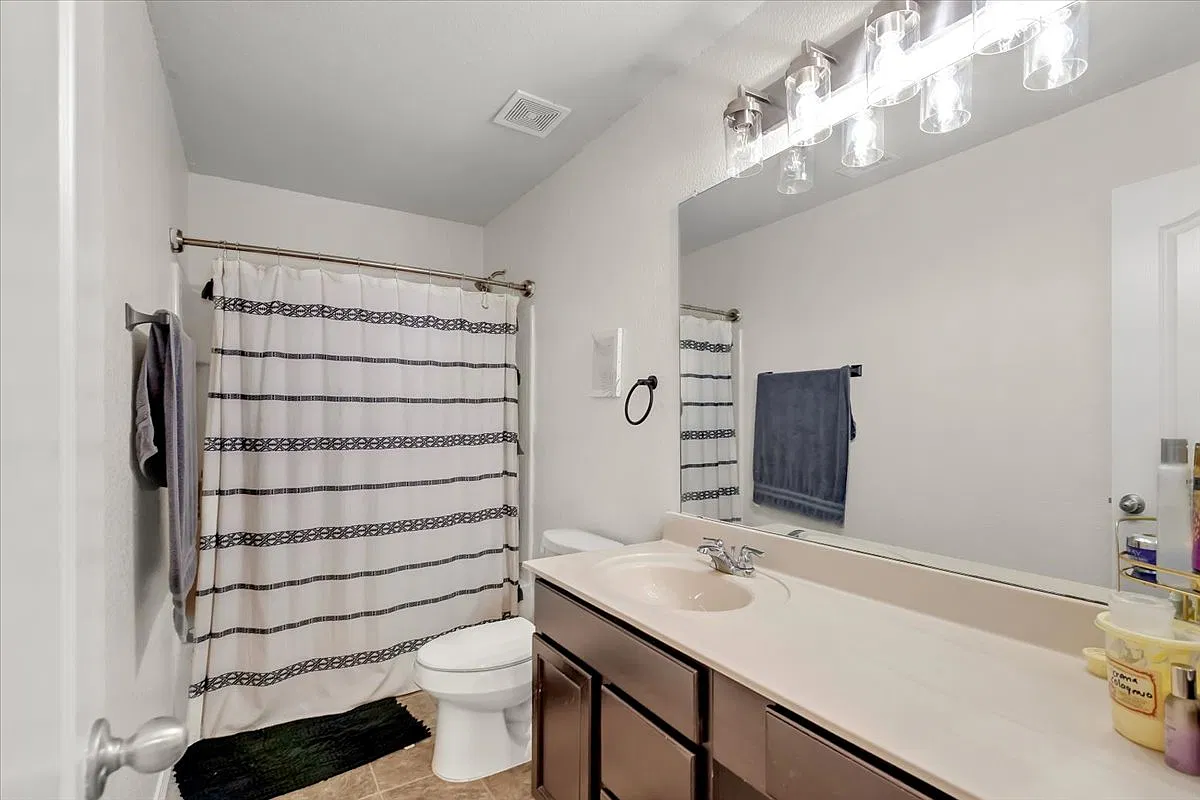 4 bed, 2372 sqft, $2,700 — Photo 2