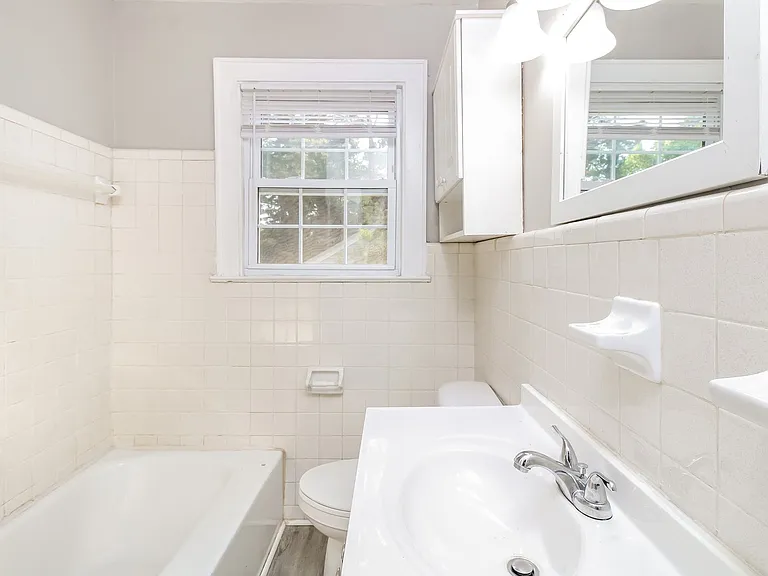 556792_029_bathroom_12920669.jpg