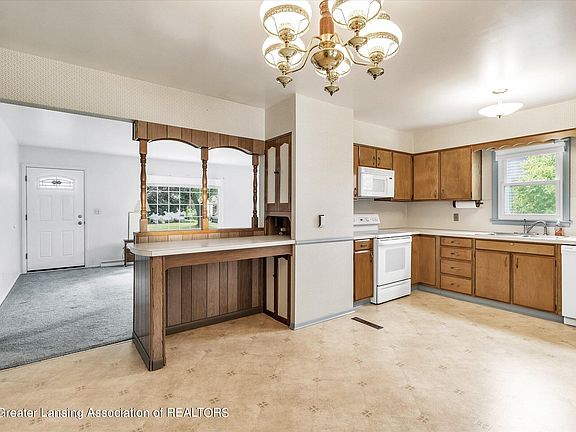 3rd image of 1005 Huntington Dr