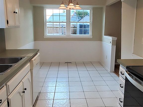 The oven shown is not the current oven.