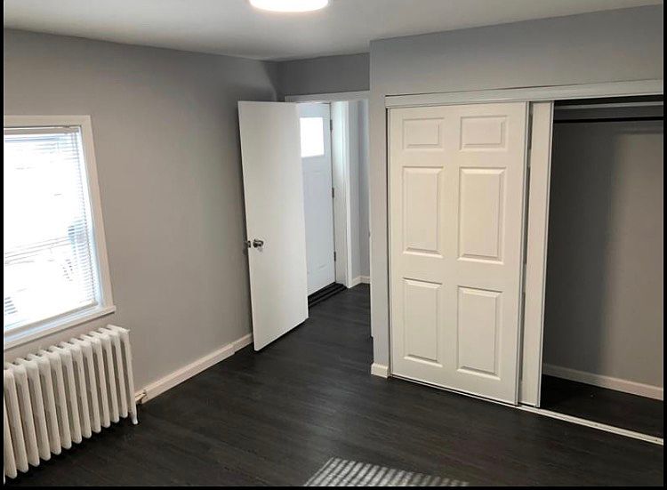 MAINT ENTRY TO THE RIGHT IS THIS BEDROOM TO THE LEFT IS THE BATHROOM